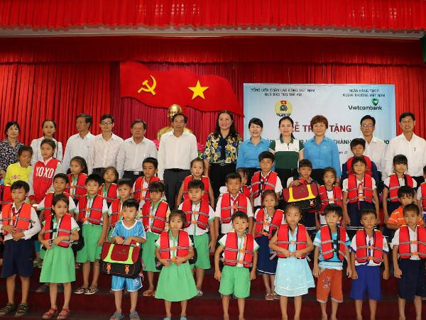 Trao cặp phao cứu sinh cho trẻ em vùng sông nước Tiền Giang, Cần Thơ ảnh 1
