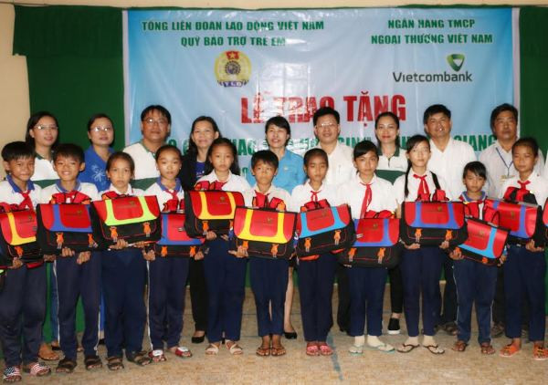 Trao cặp phao cứu sinh cho trẻ em vùng sông nước Tiền Giang, Cần Thơ ảnh 2