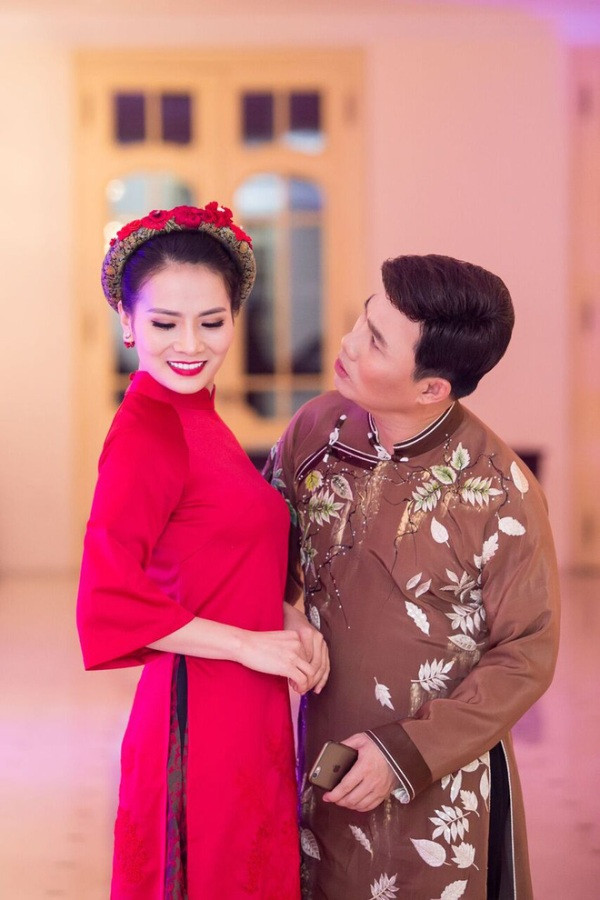 Hai nghệ sỹ rất thân thiết và tếu táo sau khi hoàn thành phần biểu diễn trên sân khấu... (Ảnh: Hải Bá) Quang Linh tình tứ với Thành Lê ngoài hậu trường “Mùa Đông xứ Huế” ảnh 2