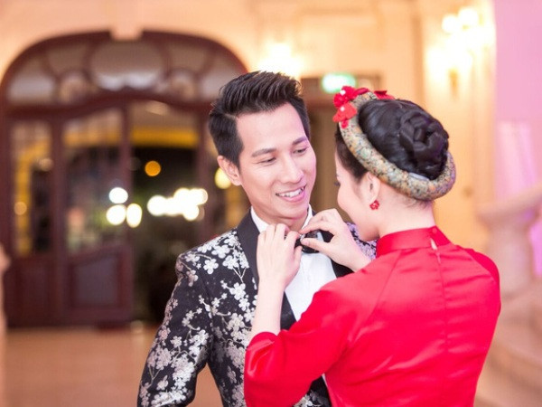 Thành Lê và và nam ca sỹ Lê Anh Dũng. (Ảnh: Hải Bá) Quang Linh tình tứ với Thành Lê ngoài hậu trường “Mùa Đông xứ Huế” ảnh 3