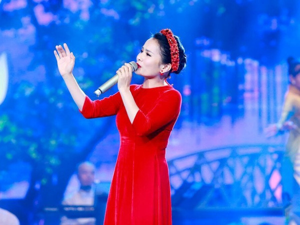 Thành Lê nổi bật trong áo dài đỏ, sưởi ấm không gian Nhà hát Lớn với giọng hát dịu ngọt 'Huế và em.' (Ảnh: Hải Bá) Quang Linh tình tứ với Thành Lê ngoài hậu trường “Mùa Đông xứ Huế” ảnh 4