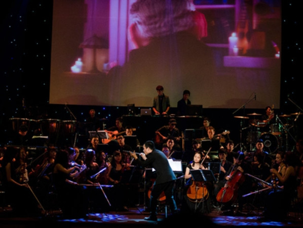 Nhạc trưởng Lưu Quang Minh và dàn nhạc Rhapsody Philharmonic. (Ảnh: BTC) Dàn nhạc giao hưởng trẻ Rhapsody Philharmonic biễu diễn tại IPDay 2017 ảnh 1