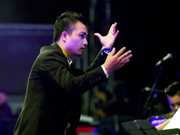 Nhạc trưởng Lưu Quang Minh. (Ảnh: BTC)) Dàn nhạc giao hưởng trẻ Rhapsody Philharmonic biễu diễn tại IPDay 2017 ảnh 2