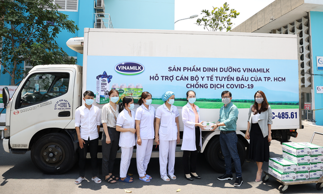 Vinamilk 'cấp tốc chi viện' 150.000 sản phẩm sữa cho viện Bạch Mai ảnh 6
