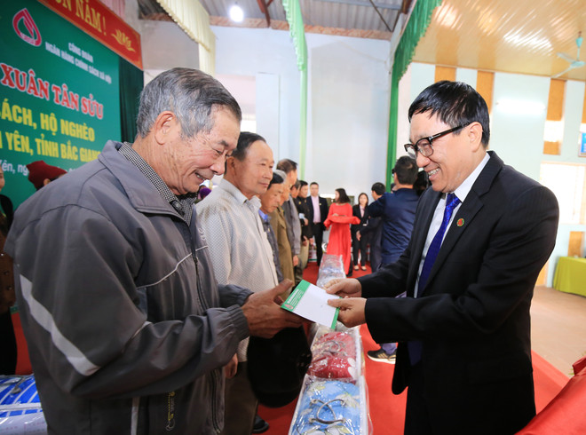 Những món quà Tết mang tâm tình của người cán bộ áo hồng ảnh 1