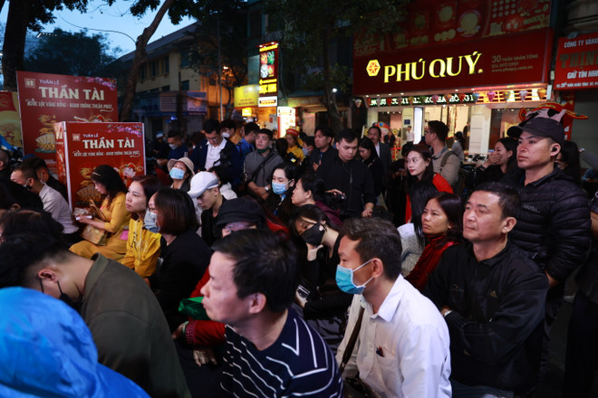 Khách hàng xếp hàng mua-bán vàng trong những ngày qua. (Ảnh: PV/Vietnam+) SON25768.JPG