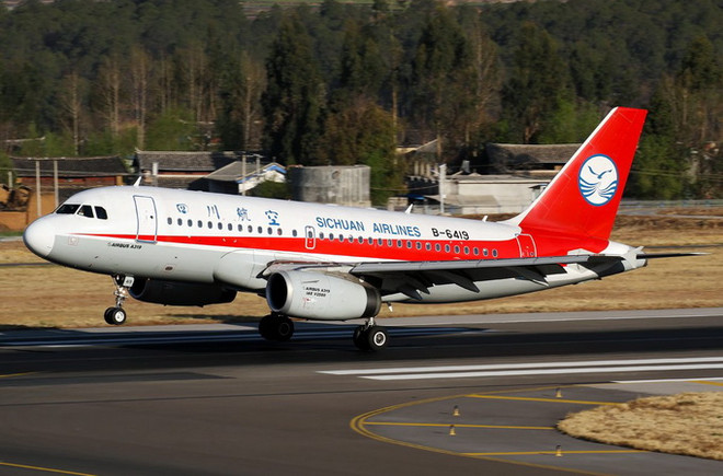 Một máy bay Trung Quốc phải hạ cánh khẩn cấp vì vỡ cửa sổ ảnh 1