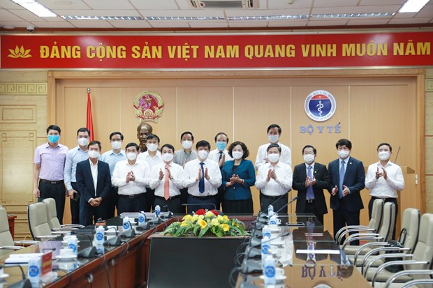 Thống đốc Ngân hàng Nhà nước cùng đại diện các ngân hàng đã đóng góp hàng trăm tỷ đồng cho chương trình vaccine phòng COVID-19. (Ảnh: Vietnam+) Ngân hàng tiếp tục tạo thuận lợi cho việc ủng hộ Quỹ vaccine ảnh 1
