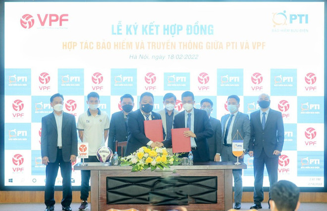 Công ty cổ phần bóng đá chuyên nghiệp Việt Nam ký kết hợp tác với Tổng Công ty cổ phần bảo hiểm Bưu điện (PTI). Cầu thủ V-League tiếp tục có thể nhận gói bảo hiểm trị giá 300 triệu ảnh 1
