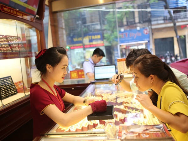 Hai thương hiệu vàng trong nước và tỷ giá trung tâm cùng giảm ảnh 1