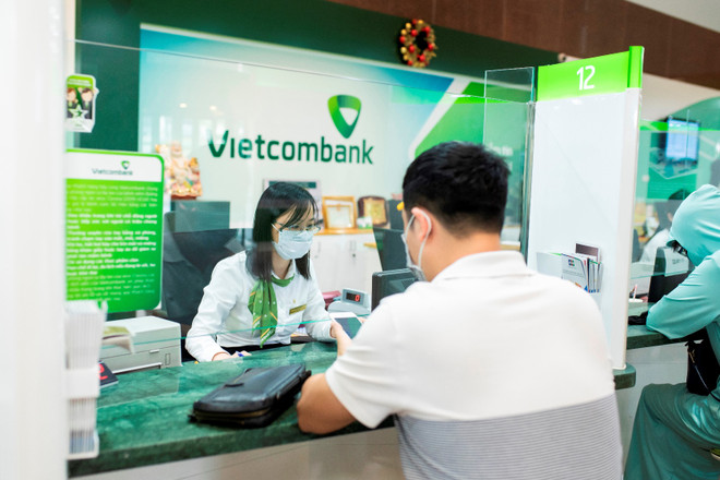 S&P nâng đánh giá tín nhiệm Vietcombank từ mức ổn định lên tích cực ảnh 1