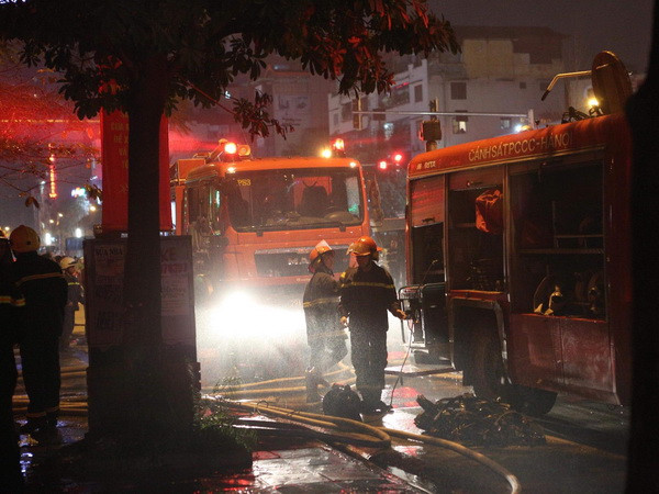 Hà Nội: Cháy lớn tại công ty bán rèm ở số 136 Trần Duy Hưng ảnh 2