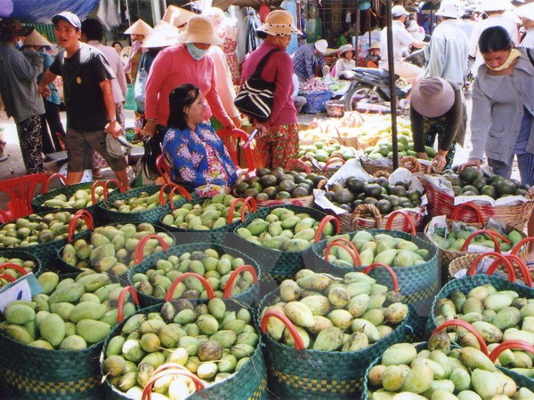 Xoài quả được bày bán tại chợ An Hửa, huyện Cái Bè. (Ảnh: Đình Hụê/TTXVN) Xuất khẩu rau quả tăng mạnh, cán đích 1,7 tỷ USD trong 6 tháng ảnh 1