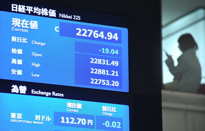 Bảng tỉ giá chứng khoán tại Tokyo, Nhật Bản. (Nguồn: AFP/TTXVN) Chứng khoán châu Á nhận lực kéo từ nhóm cổ phiếu năng lượng ảnh 1