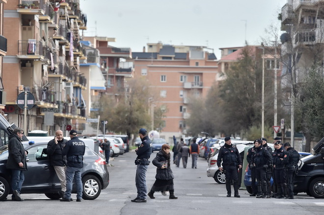 Cảnh sát Italy tuần tra tại Ostia ngày 28/11/2017. (Nguồn: AFP/TTXVN) Italy phá vỡ đường dây liên lạc của trùm mafia Matteo Denaro ảnh 1
