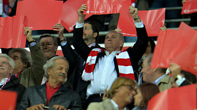 Uli luôn có mặt trên khán đài tất cả những trận cầu lớn nhỏ của Bayern (Nguồn: Fcb.de) Uli Hoeness: Tôi muốn phục vụ Bayern cho đến hơi thở cuối cùng ảnh 1