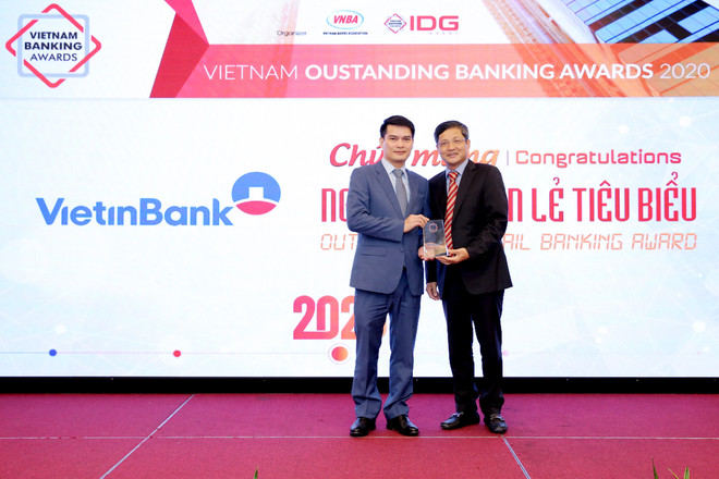 Lãnh đạo VietinBank nhận giải thưởng từ ban tổ chức. (Ảnh: Vietnam+) Ngân hàng VietinBank nhận cú đúp giải thưởng uy tín ảnh 1