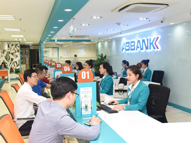 ABBANK cung cấp khẩu trang miễn phí cho khách hàng đến giao dịch ảnh 1