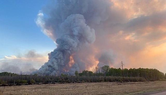 Canada: Hàng chục nghìn người phải sơ tán do cháy rừng ở Alberta ảnh 1