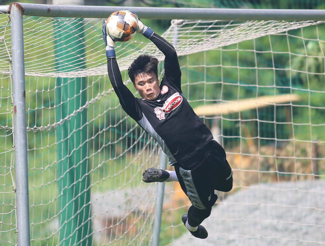 Bùi Tiến Dũng nói gì sau lần đầu bắt chính ấn tượng ở V-League 2020? ảnh 1