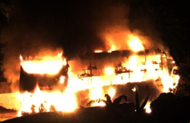 Xe khách bất ngờ bị cháy khi đang lưu thông trên đường Hồ Chí Minh ảnh 1