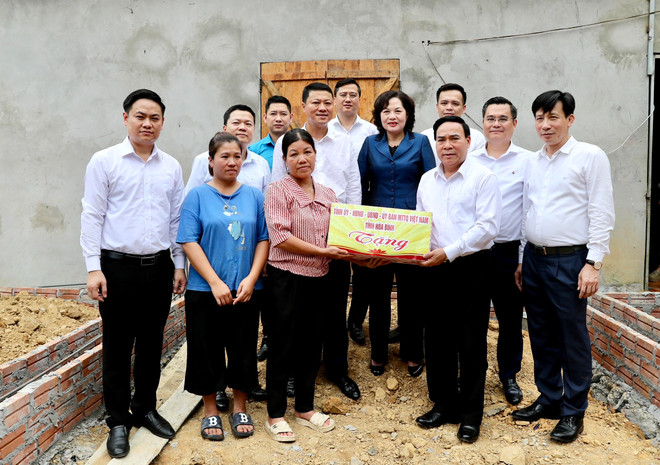 Đoàn thăm và tham dự lễ khởi công làm nhà cho hộ gia đình bà Xa Thị Nhượng, dân tộc Mường ở xóm Doi, xã Hiền Lương, huyện Đà Bắc, tỉnh Hòa Bình. (Ảnh: Vietnam+) Ảnh 1 (9).jpg