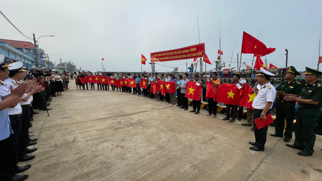 Tặng cờ tổ quốc cho các ngư dân đánh bắt cá lưu trú tại huyện đảo. (Ảnh: Vietnam+) vnp_8.jpg