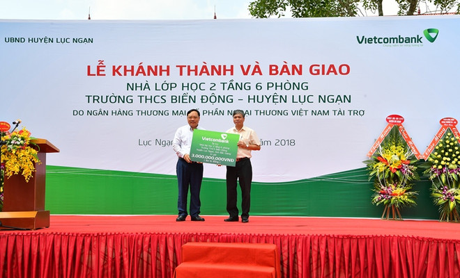 Bàn giao lớp học do Vietcombank tài trợ cho trường học ở Bắc Giang ảnh 1