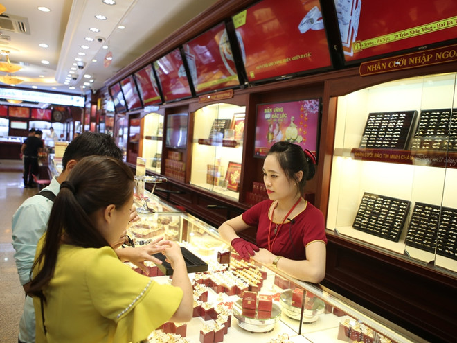 Giá vàng SJC giảm nhẹ, vàng Rồng Thăng Long và thế giới không đổi ảnh 1