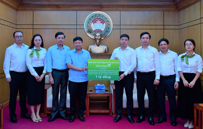 Vietcombank hỗ trợ các gia đình bị thiệt hại trong vụ hỏa hoạn ảnh 1