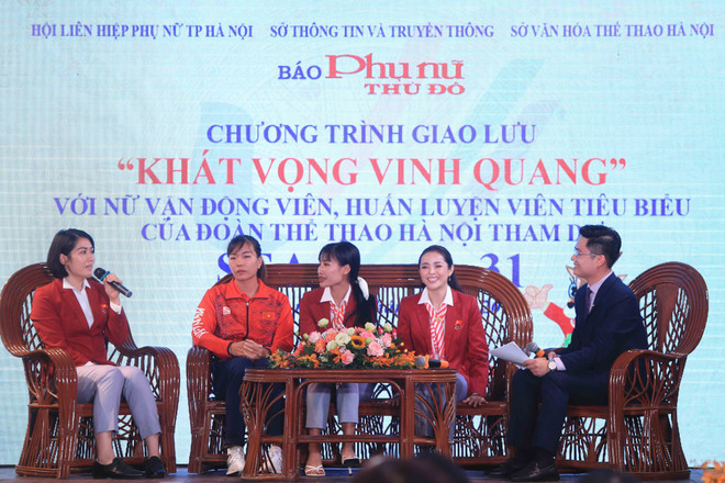 Các nữ vận động viên, huấn luyện viên giao lưu, chia sẻ tại chương trình "Khát vọng vinh quang." (Ảnh: PV/Vietnam+) Hà Nội: Vinh danh 48 nữ vận động viên xuất sắc tại SEA Games 31 ảnh 2