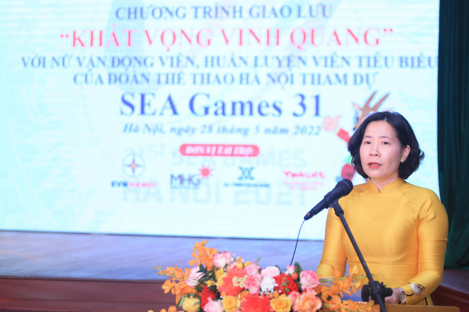 Thành ủy viên, Chủ tịch Hội Liên hiệp Phụ nữ Hà Nội, bà Lê Kim Anh khâm phục tinh thần thi đấu thể thao của các nữ vận động viên, huấn luyện viên tiêu biểu. (Ảnh: PV/Vietnam+) Hà Nội: Vinh danh 48 nữ vận động viên xuất sắc tại SEA Games 31 ảnh 1
