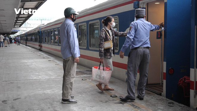 Những hành khách đầu tiên được lên tàu SE5 vào miền Nam. (Ảnh: Hoàng Đạt/Vietnam+) Người dân trông chờ mở lại hoạt động vận tải hành khách liên tỉnh ảnh 2