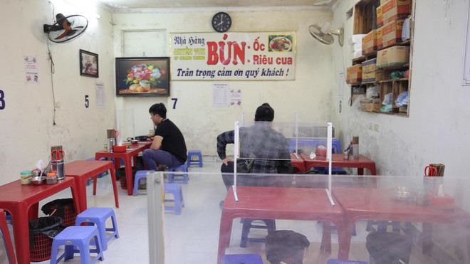 Người dân Hà Nội phấn khởi trong ngày đầu mở lại hàng, quán ảnh 1