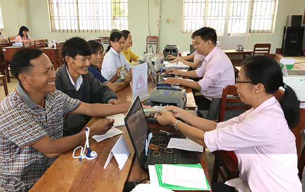 Giao dịch tại Ngân hàng Chính sách Bình Định. (Ảnh: Vietnam+) Bình Định thực hiện tốt Chỉ thị 40 về tín dụng chính sách ảnh 1