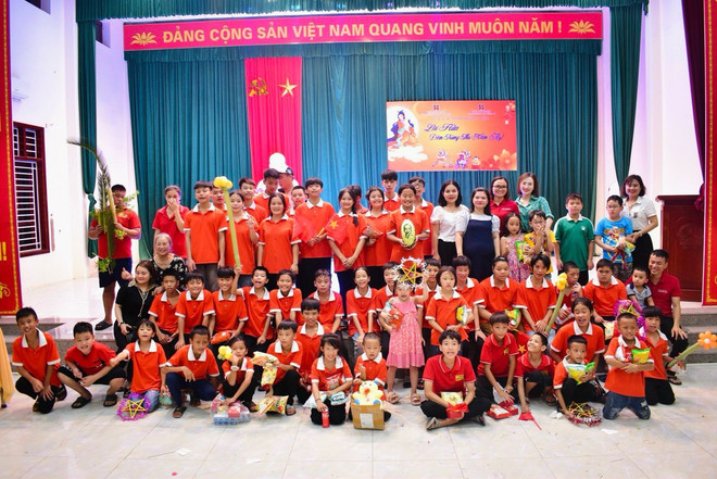 Ảnh 7 Chị Võ Thị Nhi hàng trên cùng, đứng thứ 8 từ phải sang cùng thực hiện Lời hứa năm ấy cho các em tại Làng trẻ mồ côi tỉnh Hà Tĩnh.jpg