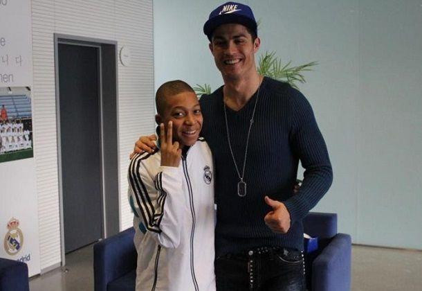 Kylian Mbappe (trái) là một cổ động viên của Real Madrid từ thuở bé. (Nguồn: Najia) Mbappe lấp lửng tương lai, rộ lên tin đồn sắp về Real Madrid ảnh 1
