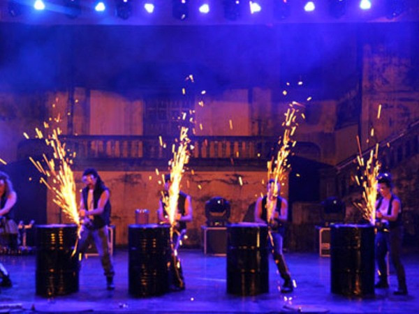 Kinh ngạc “Vũ điệu của trống" làm từ… vật liệu tái chế ảnh 1