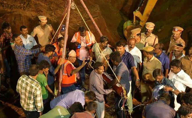 Ấn Độ chạy đua với thời gian để giải cứu bé trai rơi xuống giếng khoan ảnh 1