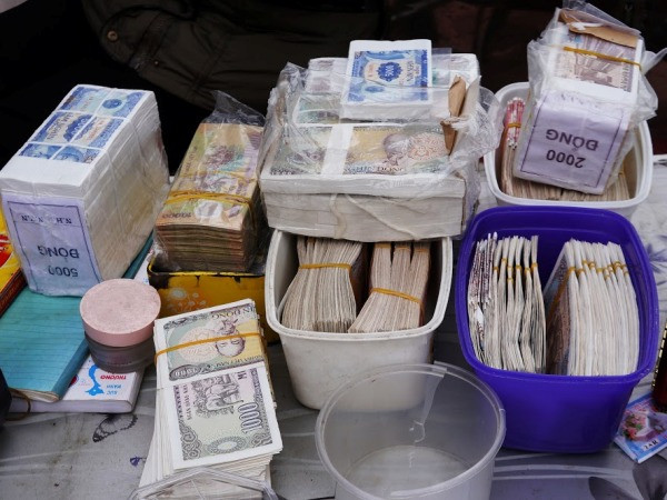 Tiền cũ nộp về ngân hàng phải được phun thuốc khử khuẩn phòng dịch ảnh 1