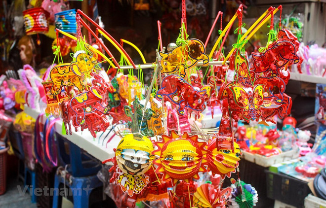Thị trường đồ chơi trẻ em nhộn nhịp trước ngày tết Trung thu ảnh 1