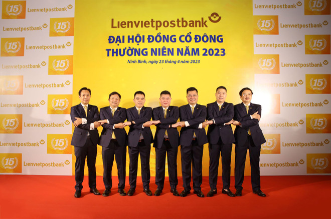 Ra mắt Hội đồng quản trị của LPB tại Đại hội đồng cổ đông 2023. (Ảnh: Vietnam+) LPB đặt mục tiêu thay đổi mạnh mẽ, toàn diện trong nhiệm kỳ mới ảnh 1