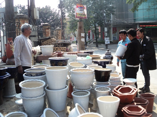 Gốm sứ tăng giá dịp Tết, khách mua “chuộng” hàng nội ảnh 1