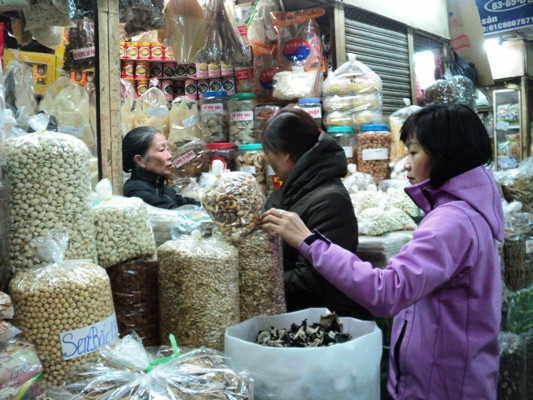 Nhiều mặt hàng tăng giá nhưng vẫn “hút” khách. (Ảnh: Thanh Tâm/Vietnam+) Hà Nội: Giá thực phẩm tăng 10-30% những ngày sát Tết ảnh 2