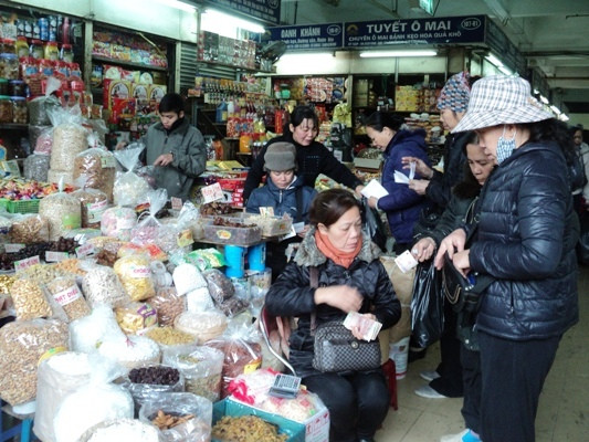 Chợ Đồng Xuân nhộn nhịp người mua bán ngày cuối năm. (Ảnh: Thanh Tâm/Vietnam+) Hà Nội: Giá thực phẩm tăng 10-30% những ngày sát Tết ảnh 1