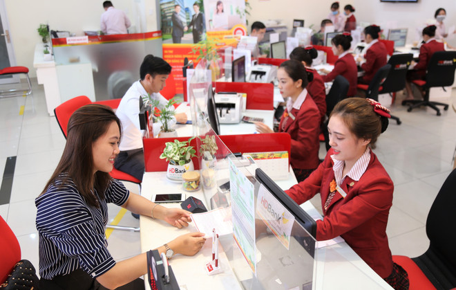 Giao dịch tại HDBank. (Ảnh: Vietnam+) HDBank tung ưu đãi lớn dành cho doanh nghiệp do phụ nữ làm chủ ảnh 1