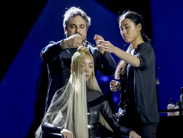Angelo Seminara biểu diễn trên sân khấu Davines Hair Show 2016. (Ảnh: Tuấn Đào) Angelo Seminara: Tính đột phá, sức sáng tạo vô biên của "phù thủy" tóc ảnh 1