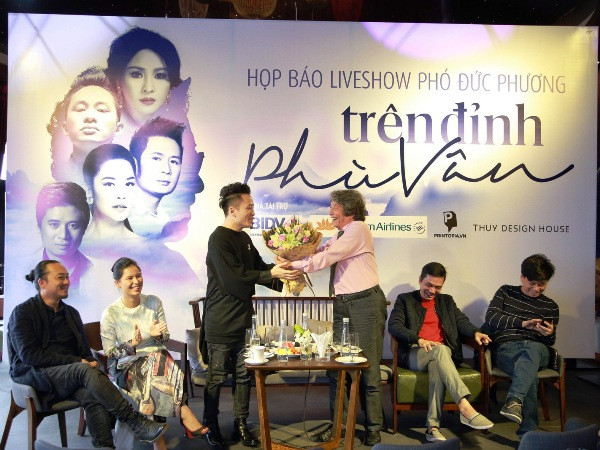 Phó Đức Phương và ê kíp trong buổi họp báo giới thiệu chương trình. (Ảnh: Tuấn Nguyên) Đêm nhạc Phó Đức Phương vắng hai “nàng thơ” Mỹ Linh và Minh Thu ảnh 2