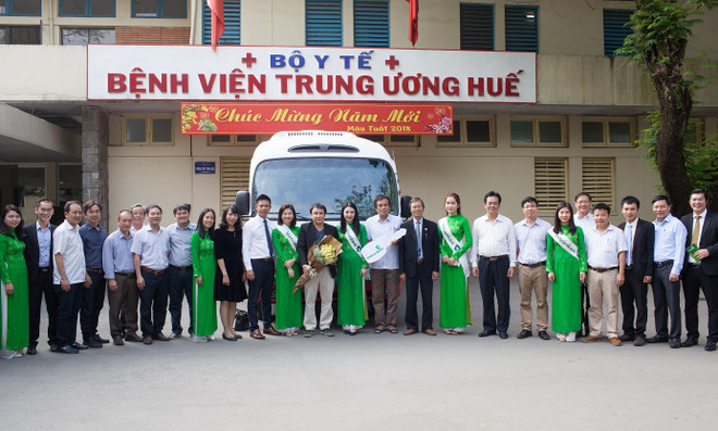 Vietcombank Huế trao tặng xe ôtô phục vụ công tác khám chữa bệnh ảnh 1