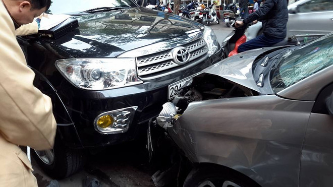 Hà Nội: Ôtô mất lái gây tai nạn khiến hai người bị thương nặng ảnh 4